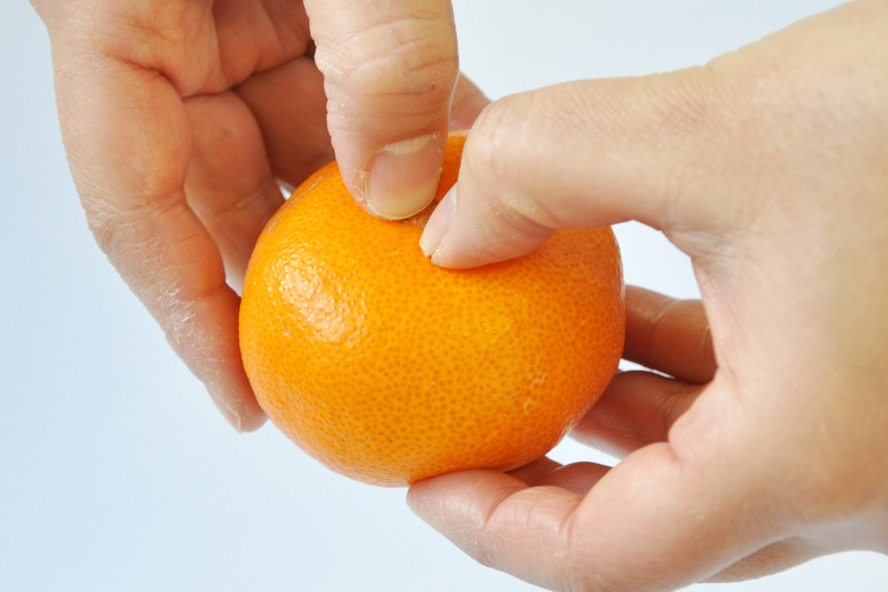 方 オレンジ 剥き オレンジの皮の簡単なむき方と切り方。テレビで話題、3回切るだけ。